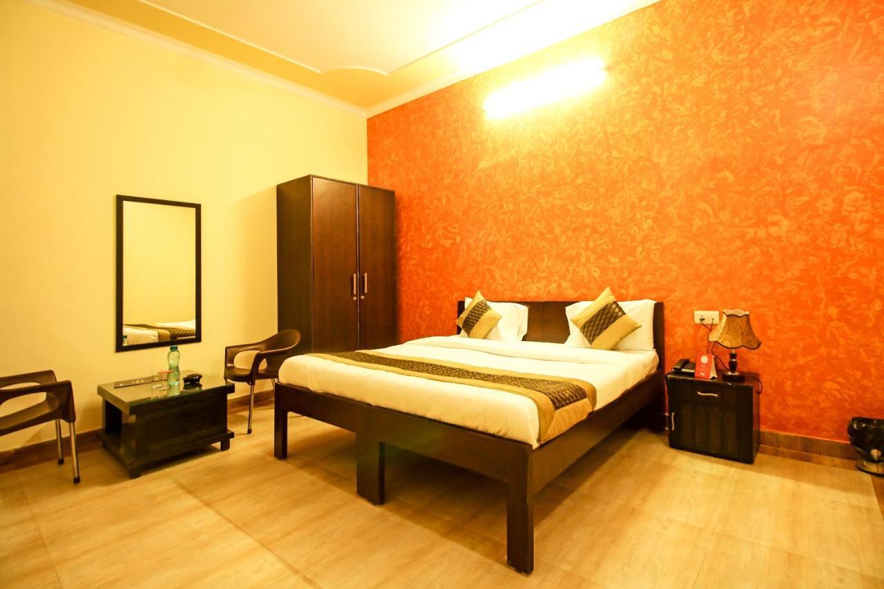 Oyo 8240 Maan Residency Hotel Gurgaon Ngoại thất bức ảnh